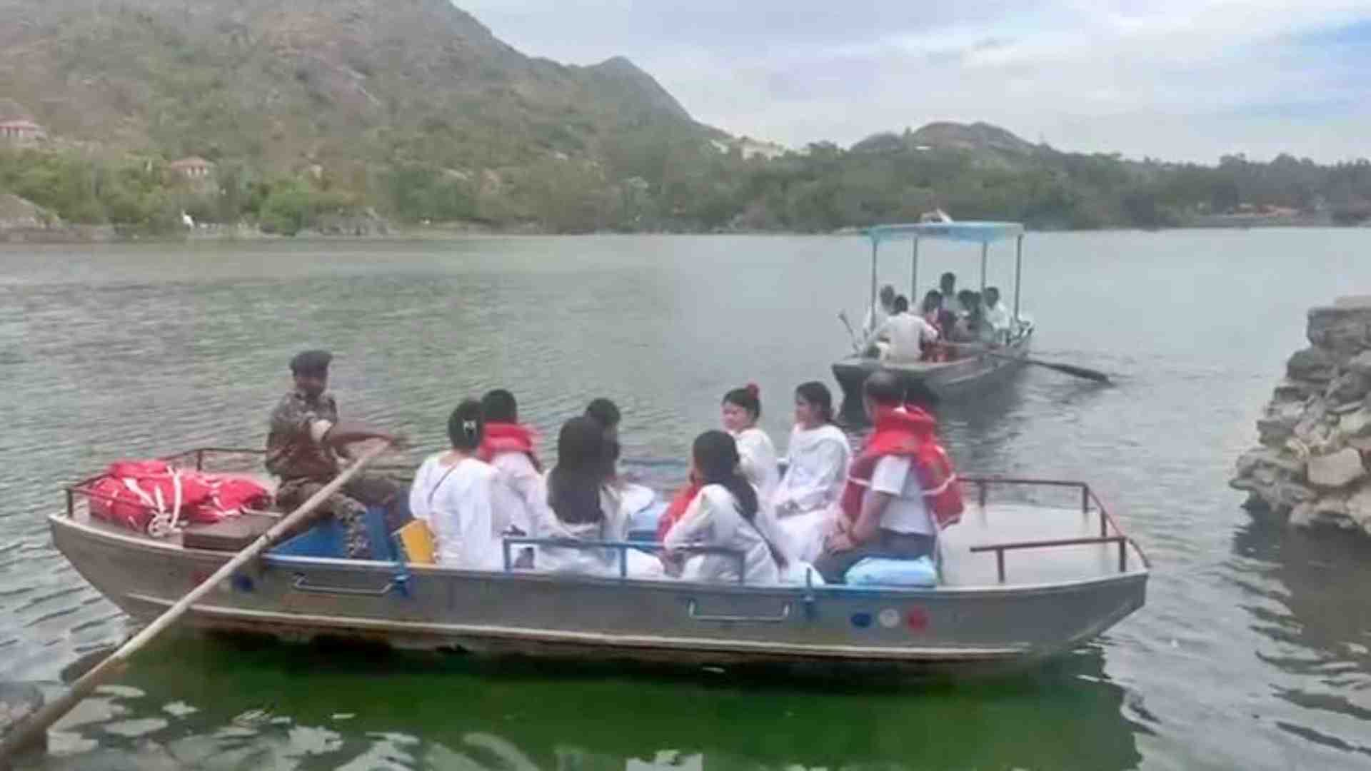 परिवार के साथ बोटिंग करते ब्रह्माकुमारी संस्थान का अवलोकन करते सीएम प्रेम सिंह तमांग।