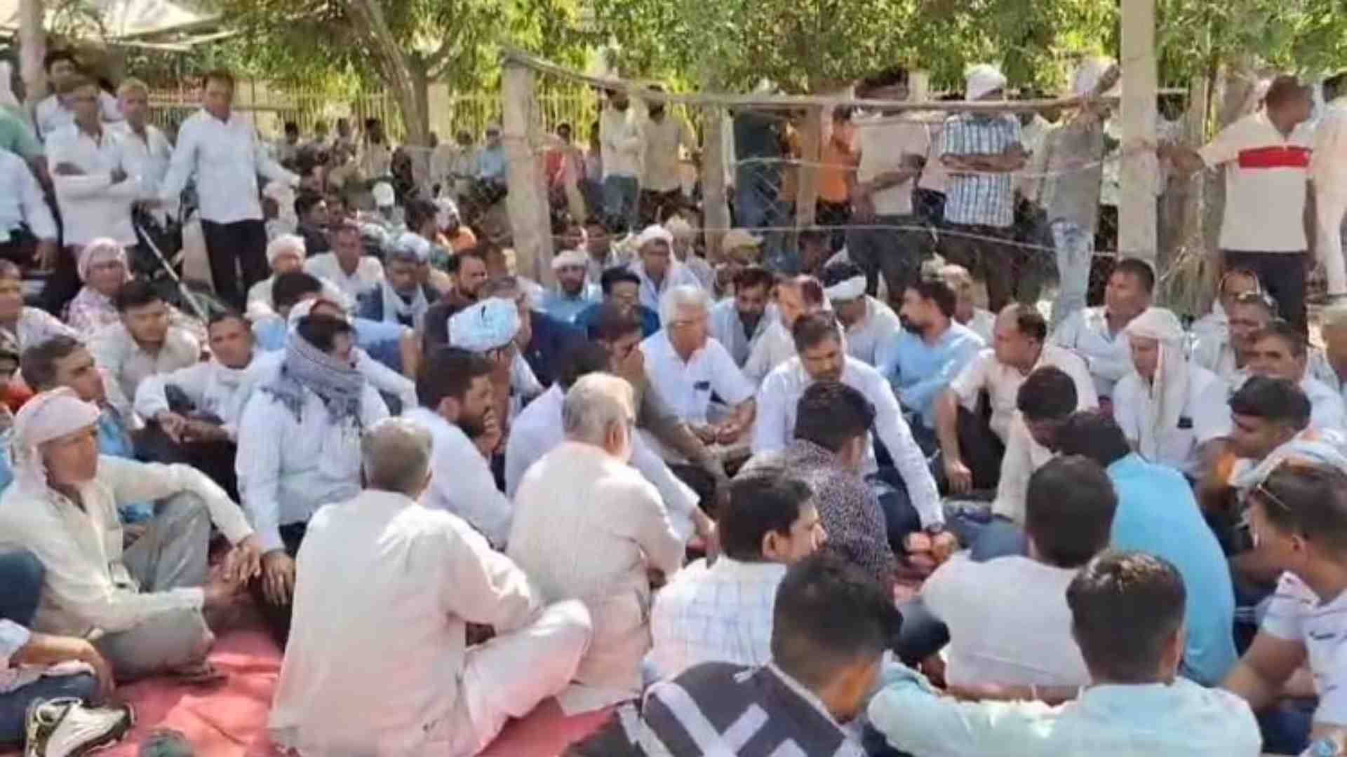 पावर हाउस के बाहर प्रदर्शन करते ग्रामीण।
