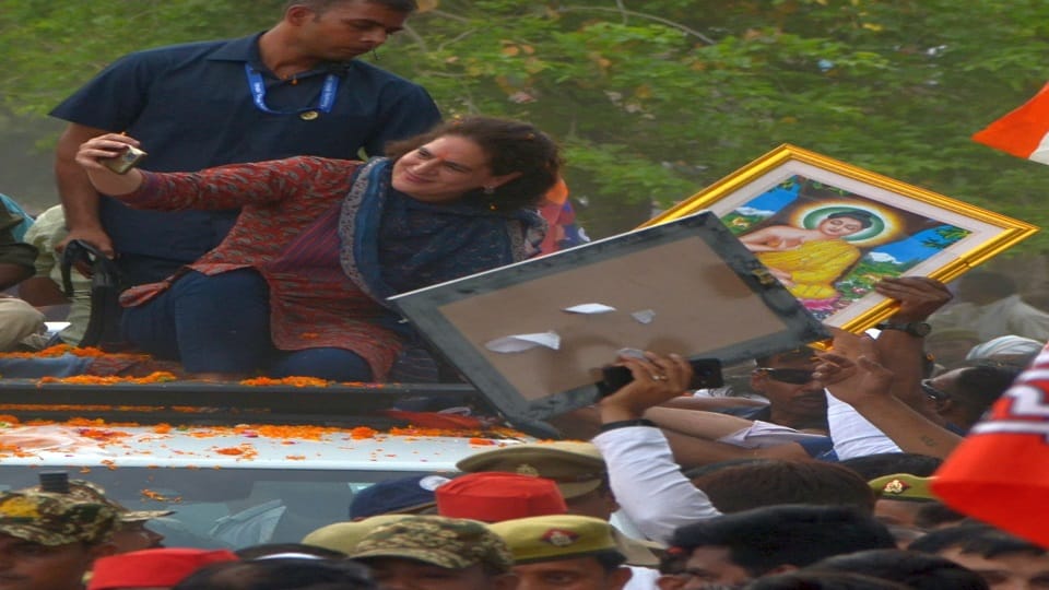 Lok Sabha Elections 2024 Priyanka Gandhi directly addressed the youth during the road show in agra