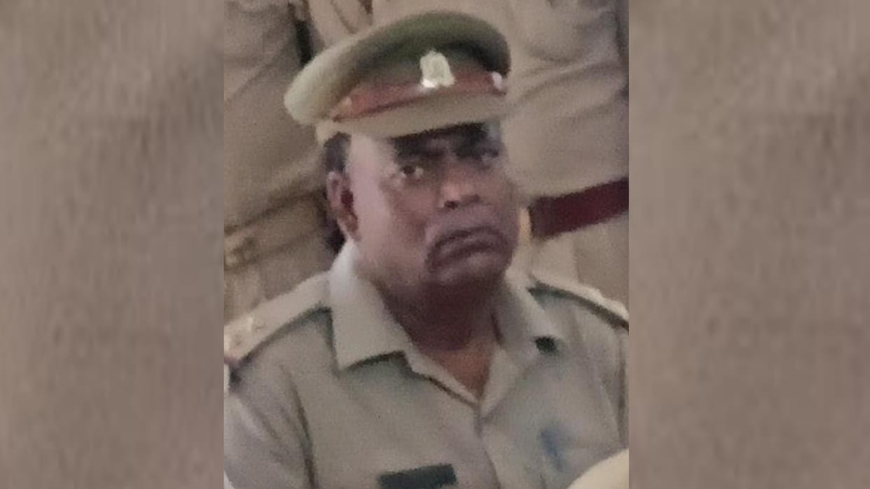 Sub inspector Rakesh Singh died in an accident in Harchandpur thana in Raebareli.