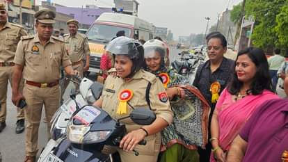स्कूटी पर सवार होकर निकलीं एसपी और जिलाधिकारी