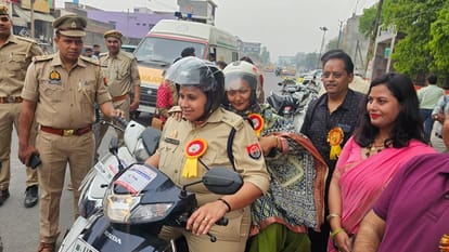 स्कूटी पर सवार होकर निकलीं एसपी और जिलाधिकारी