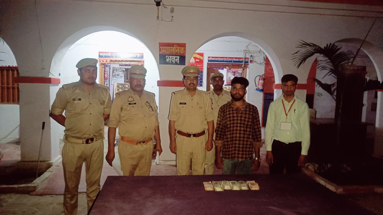 Shravasti: Cash recovered from a pick up van in Sonwa thana in Shravasti.