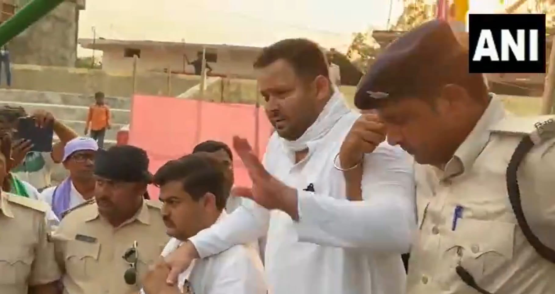 पीठ-कमर में दर्द के बाद सहारा देकर मंच से वापस ले जाए गए तेजस्वी यादव