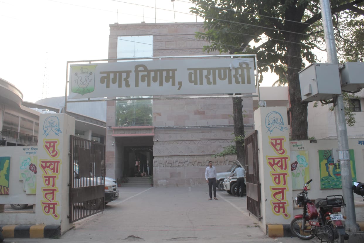 varanasi municipal corporation challaned 78 empty plot owners for spreading dirt