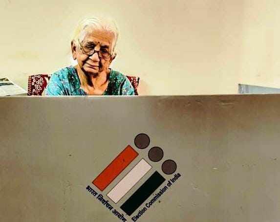 Indore: Vote from home starts in Indore from Saturday, polling parties will reach three thousand houses.