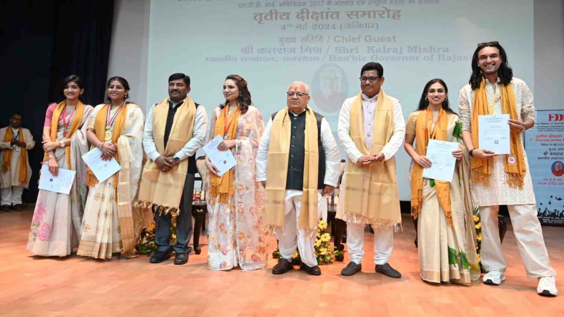 विद्यार्थियों के साथ कुलाधिपति कलराज मिश्र।