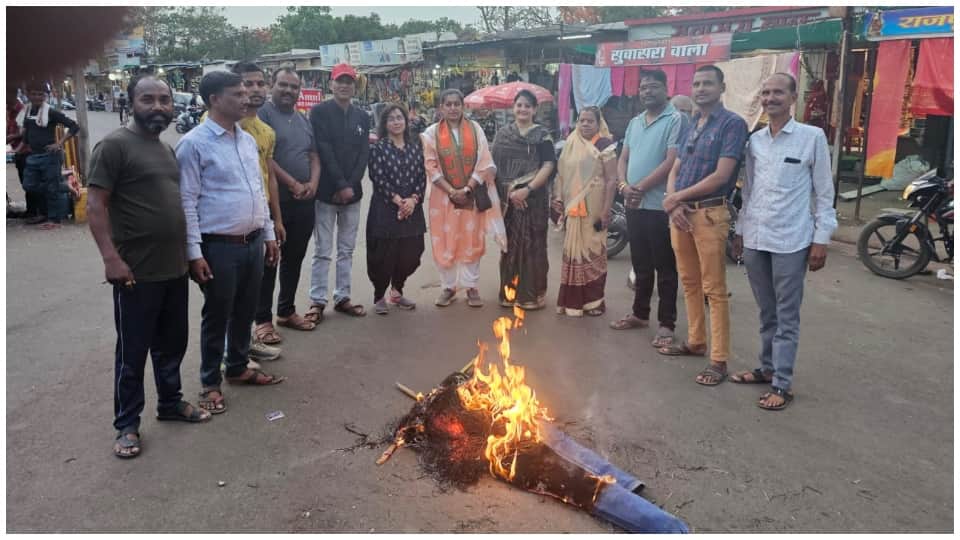 जीतू पटवारी का फूंका पुतला।