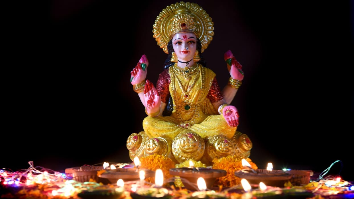 which direction idol of Goddess Lakshmi be placed at home to become rich in hindi