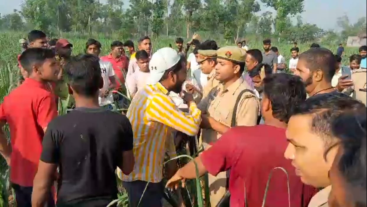 Guldar trapped in pond in a village of Bijnor and panic spread among villagers