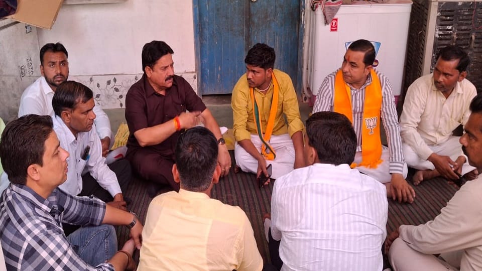 Chharra MLA reached the house of the deceased due to electrocution
