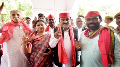 SP-BSP workers came face to face at the Collectorate gate during nomination