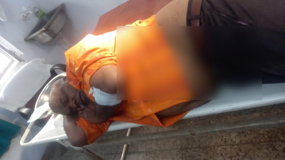 Leopard Attack On man going to Devprayag with his wife he was badly injured
