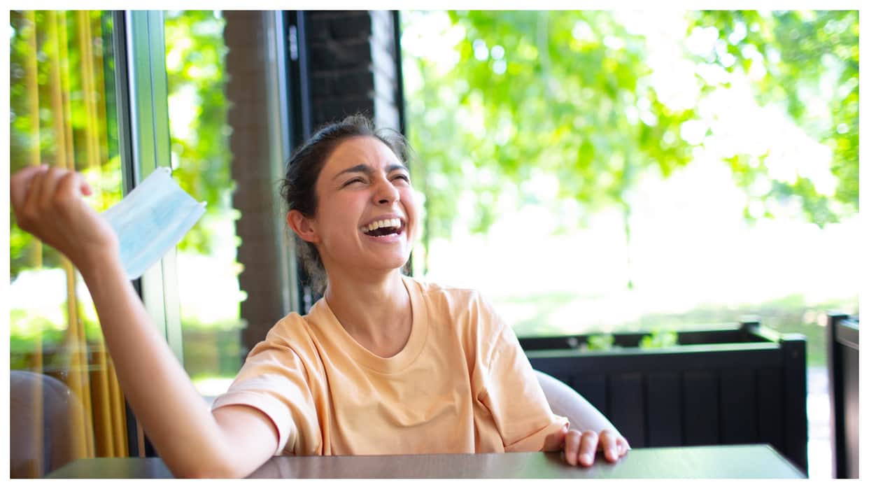 Why Laughter is Best Medicine for Mental Health: 4 Amazing Benefits of Laughter Therapy in HIndi