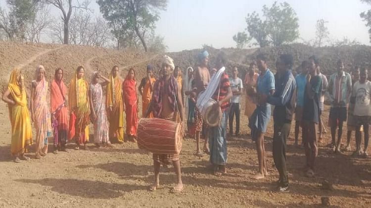 Balrampur Ramnujganj: मतदान प्रतिशत बढ़ाने प्रशासन की अनूठी पहल, जनजाति के लोगों ने नृत्य कर दिखाया अपना उत्साह