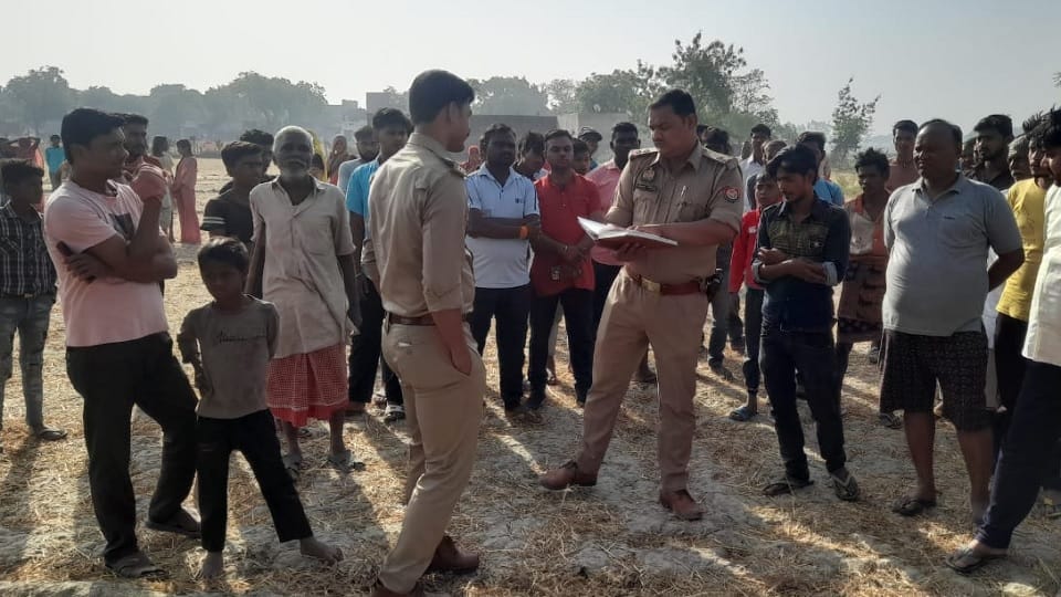 Dead body of a woman found hanging from a tree in Raibhan Khera village in Mohanlalganj