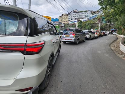 Tourist Huge Crowd in Mussoorie on Weekends 70 Percent Hotels Packed Traffic Jam Photos
