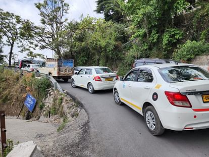 Tourist Huge Crowd in Mussoorie on Weekends 70 Percent Hotels Packed Traffic Jam Photos