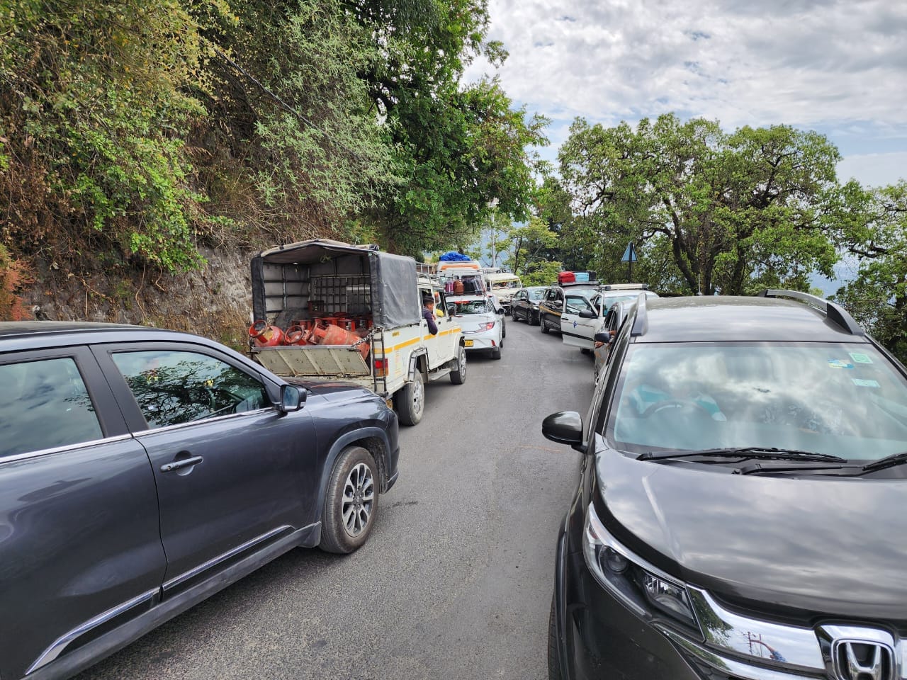 Uttarakhand Weather Heat Alert Temperature Reached 33 Degree in Mussoorie Tourist Traffic jam Photos