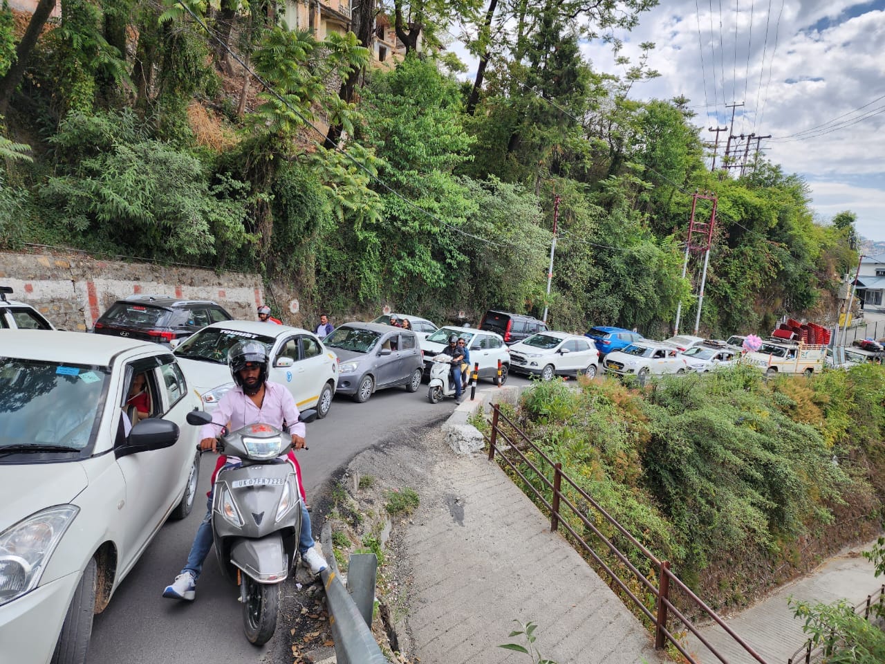 Tourist Huge Crowd in Mussoorie on Weekends 70 Percent Hotels Packed Traffic Jam Photos