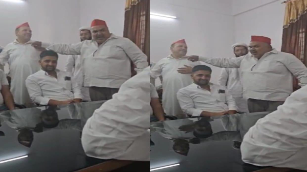 Election 2024: Two workers clashed in monthly meeting of SP and dispute over candidate bag