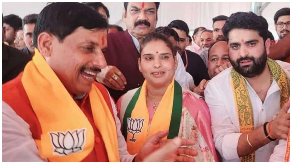 MP News: Another blow to Congress in Madhya Pradesh Bina MLA Nirmala Sapre joins BJP In Sagar