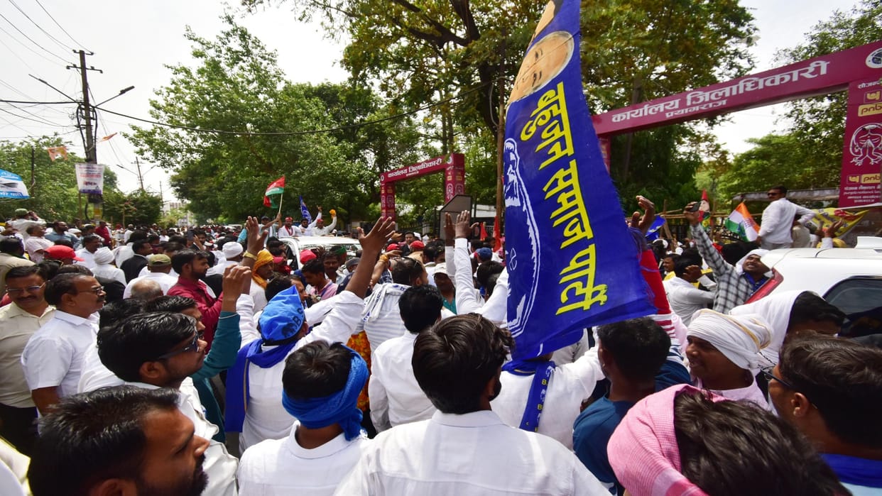 SP-BSP workers came face to face at the Collectorate gate during nomination