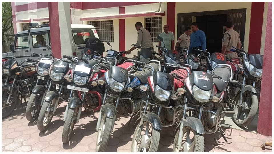 Vicious bike thief caught with 17 motorcycles worth Rs 11 lakh, buyer also became accused
