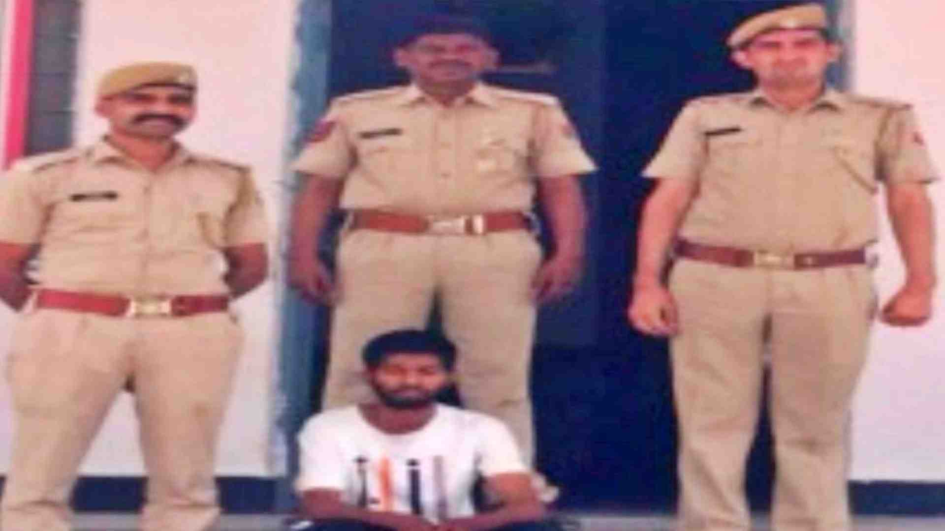 पुलिस की गिरफ्त में आरोपी।