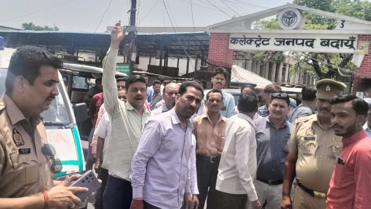 advocates protest against Samajwadi Party District President in Budaun