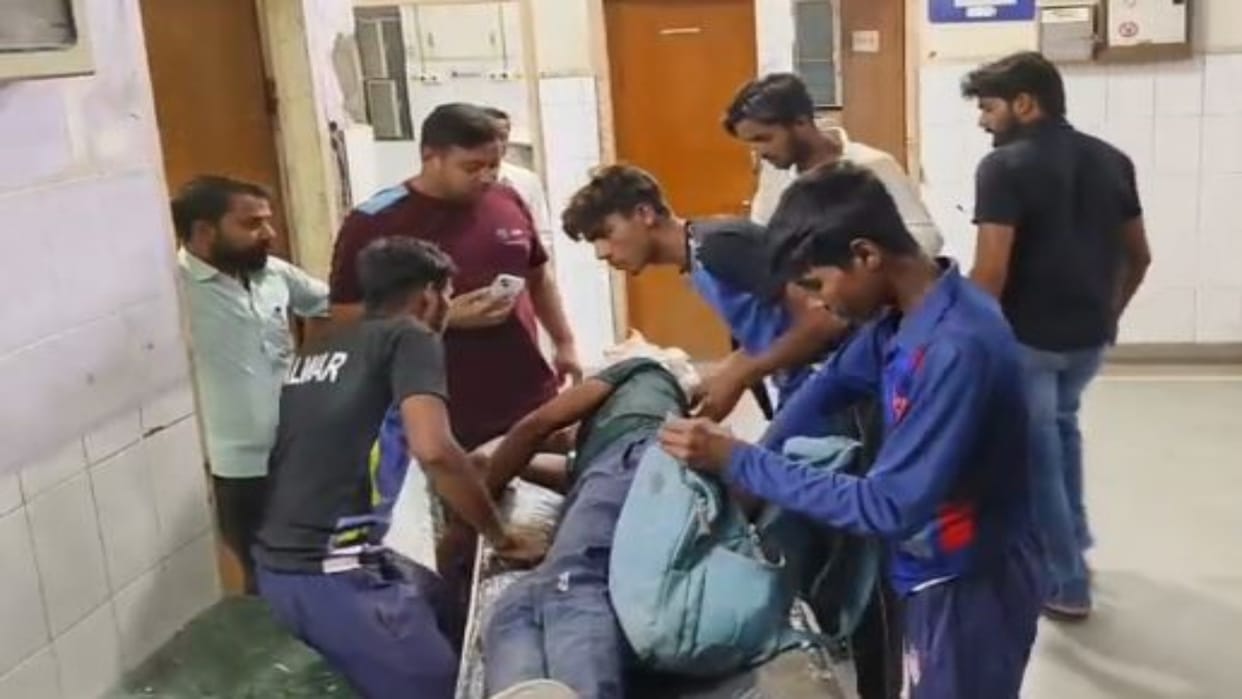 Alwar News: Victory celebration changed into a fight, coach angry over mutual comments hits player with stump