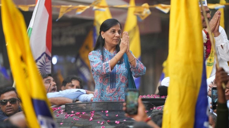 Sunita Kejriwal held road show in Delhi