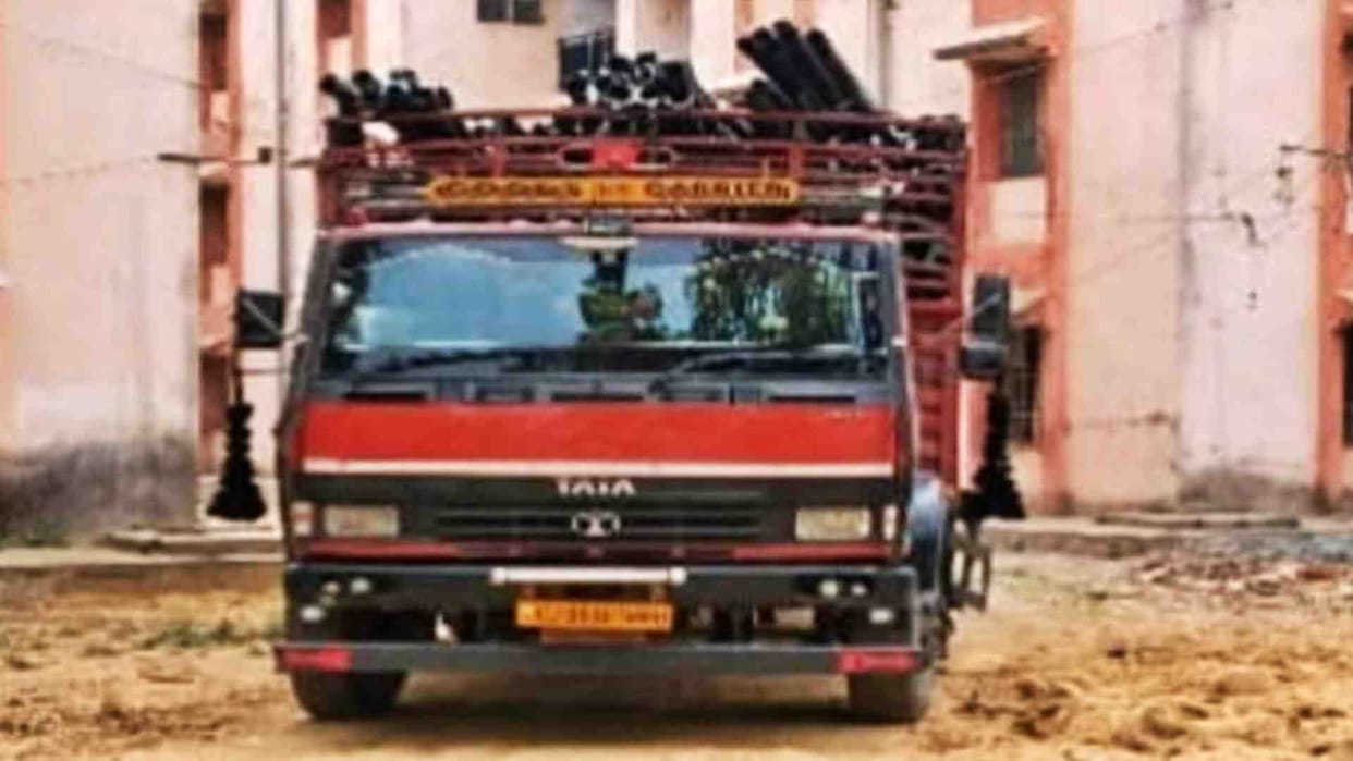 8 arrested for dealing in ganja, had come in cars