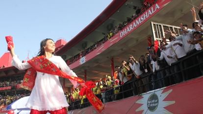 PBKS vs CSK: प्रीति जिंटा की फेंकी टी-शर्ट पाने के लिए भिड़ गए दर्शक, जमकर चले लात घूंसे, पुलिस ने छुड़ाया PBKS vs CSK People clash in Dharamshala to pick up the T-shirt thrown by Preity Zinta