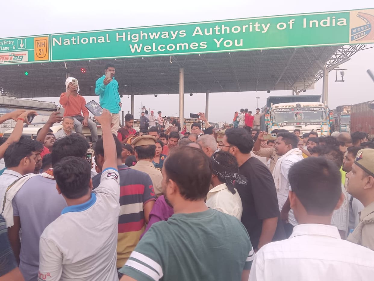 12 people injured in fight over tax at Jawari Toll Plaza in varanasi