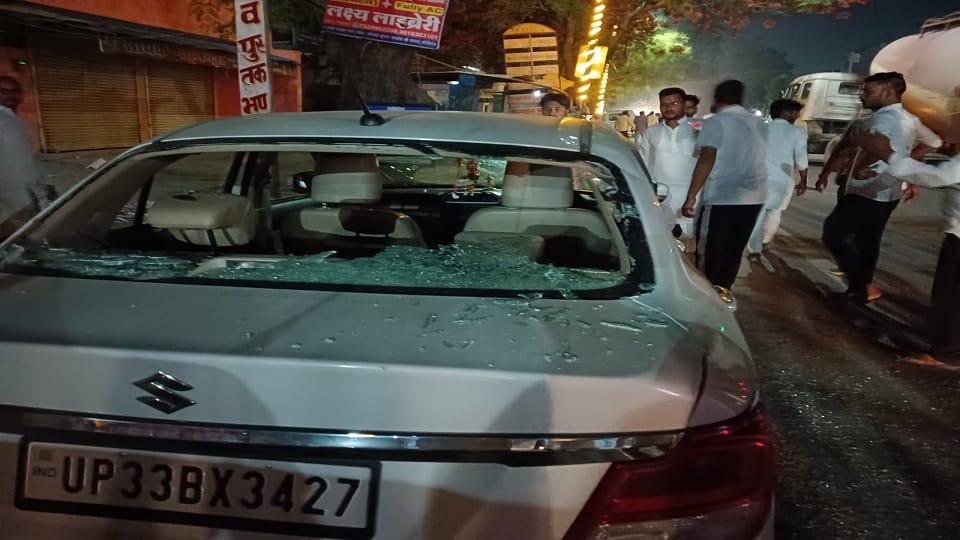 Amethi: Suspicious people vandalized vehicles on Rae Bareli-Sultanpur highway.