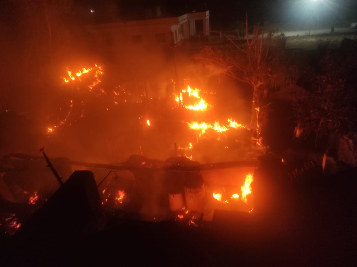 fire broke out due to leakage in gas cylinder in Azamgarh