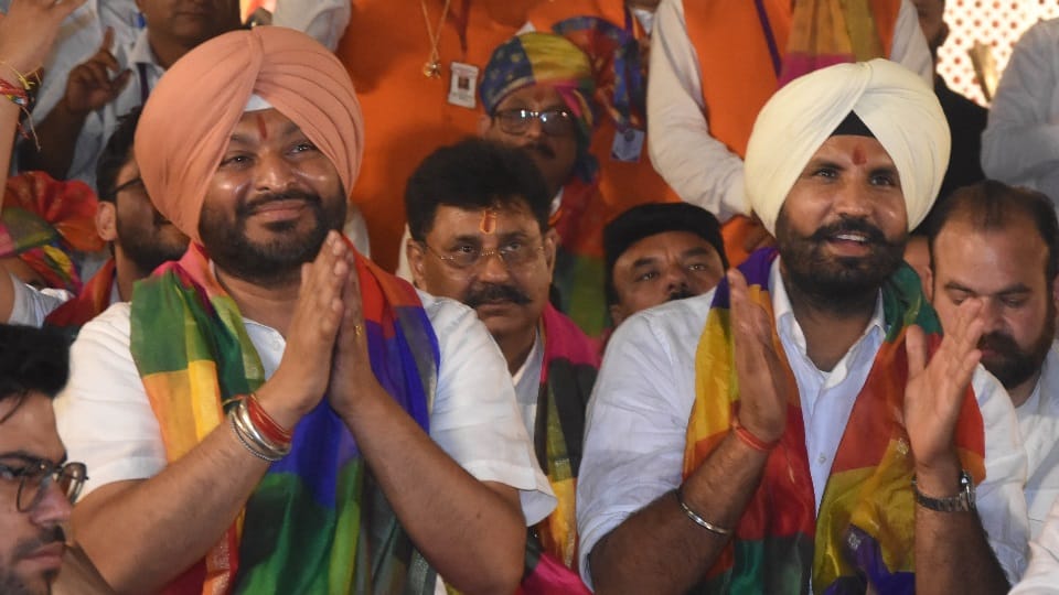 Politicians different style campaigning in Ludhiana