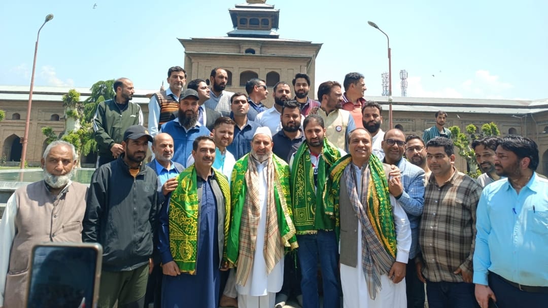 apni party chief Altaf Bukhari leads roadshow in downtown srinagar pays obeisance at Jamia Masjid