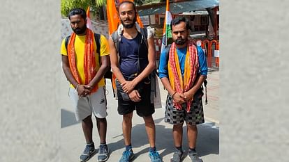 Ayodhya: Four youth reached Ramlala after walking thousand kilometers, felicitated in Karsevakpuram Ayodhya: Four men did padyatra to arrive Ayodhya.