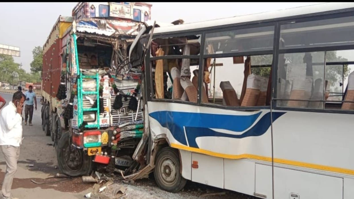 The bus going from Basti to Ayodhya temple collided with a truck near Futhia