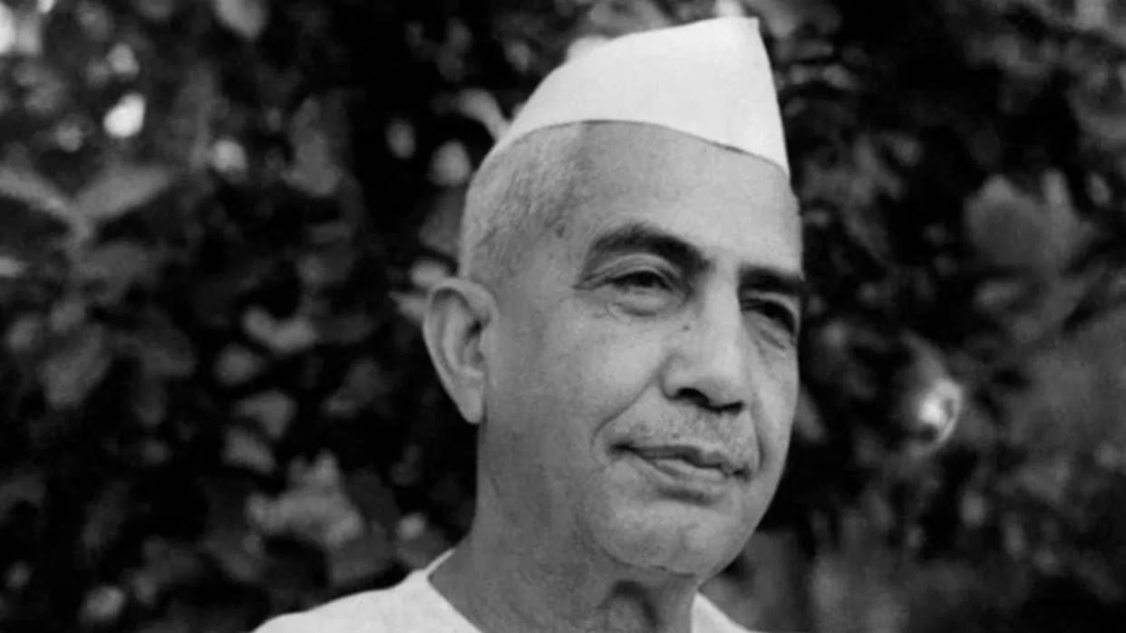 Loksabha Chunav: Chaudhary Charan Singh got angry on the song Baharon Phool Barsao, became comfortable