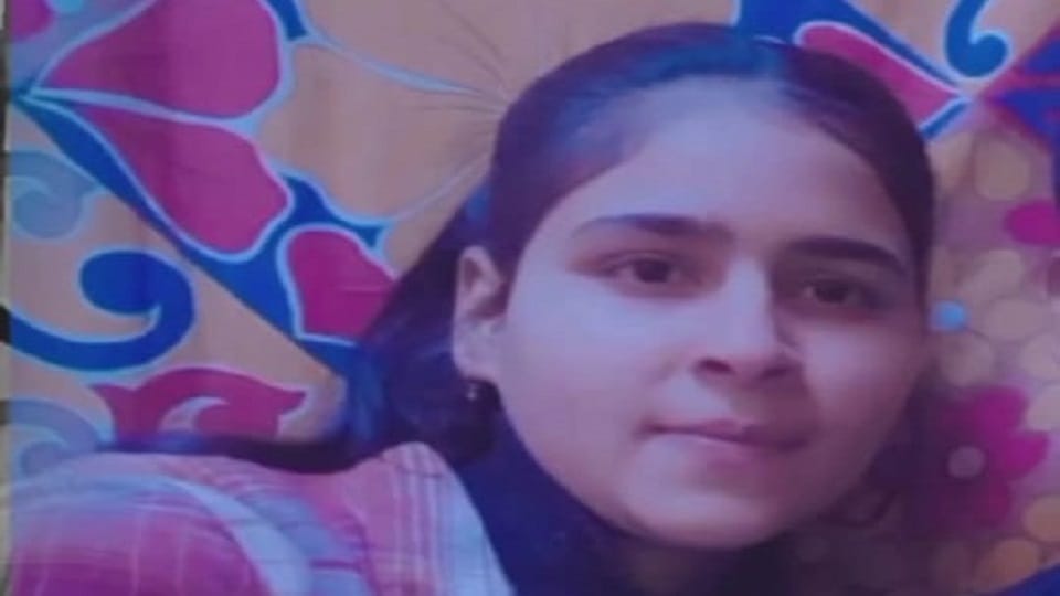 Bsc girl student dead body found in room etah up news
