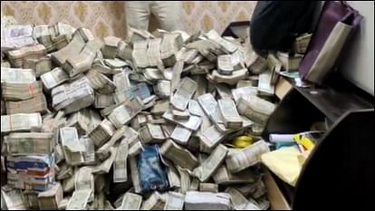 Jharkhand: रांची में कई जगहों में ईडी का छापा, मंत्री के निजी सचिव के घरेलू सहायक के घर से नोटों के बंडल बरामद The Enforcement Directorate is conducting raids at multiple locations in Ranchi Virendra Ram case