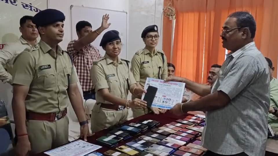 People faces lit up after finding lost mobiles police and cyber cell recovered 200 mobiles in Mahasamund