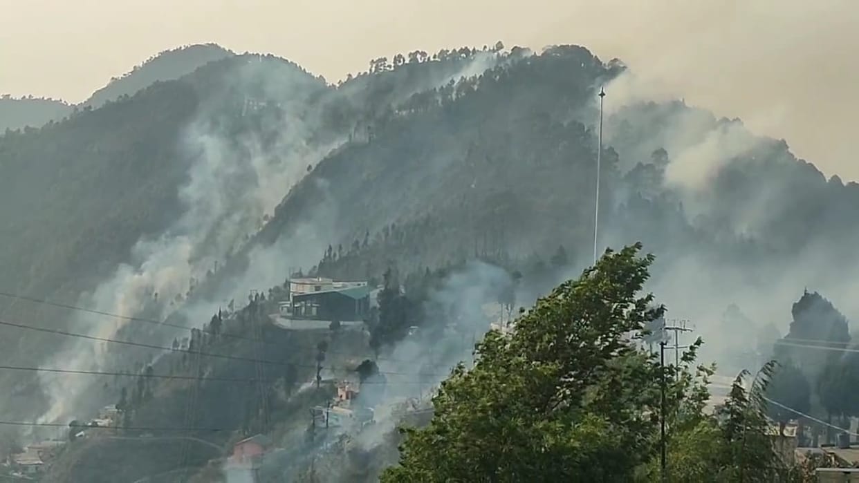 Uttarakhand Forest fire reached sports department hostel in pauri students ran away to save their lives