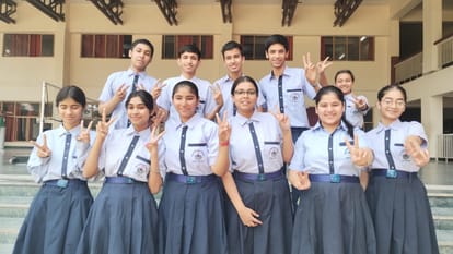 रिजल्ट घोषित होने के बाद खुशी मनाते छात्र