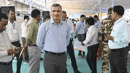 Chhattisgarh Election 2024: तीसरे चरण के मतदान के लिए पोलिंग पार्टी आज हो रही रवाना, इन सीटों पर कल वोटिंग Chhattisgarh Election 2024 Polling party is leaving today for third phase of voting