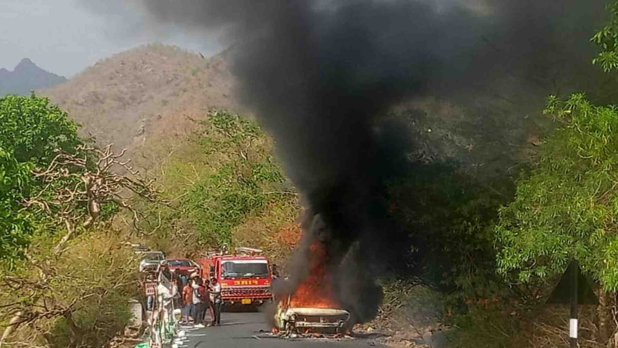 Sirohi News: Fire broke out in a moving car due to short circuit near Chhipaberi on Mount Abu Road.