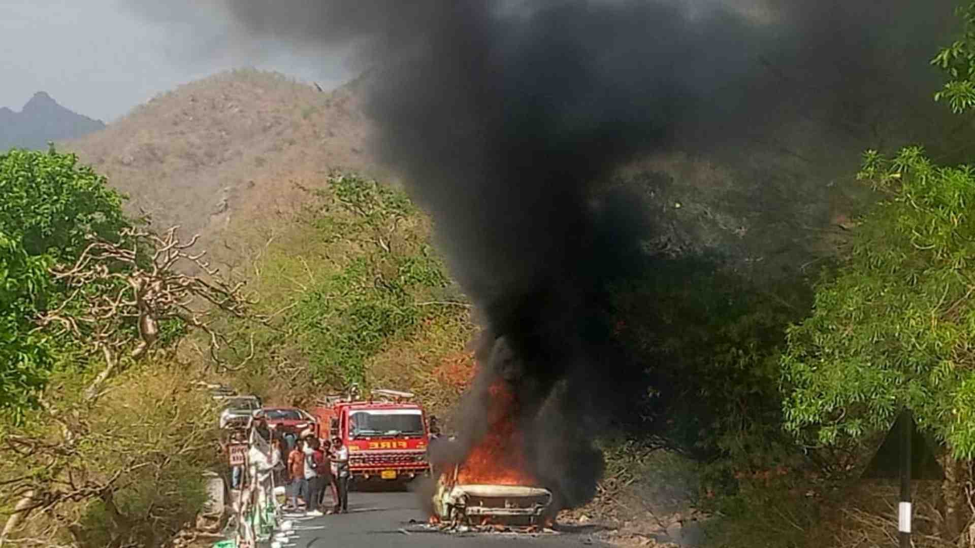 कार में लगी आग।